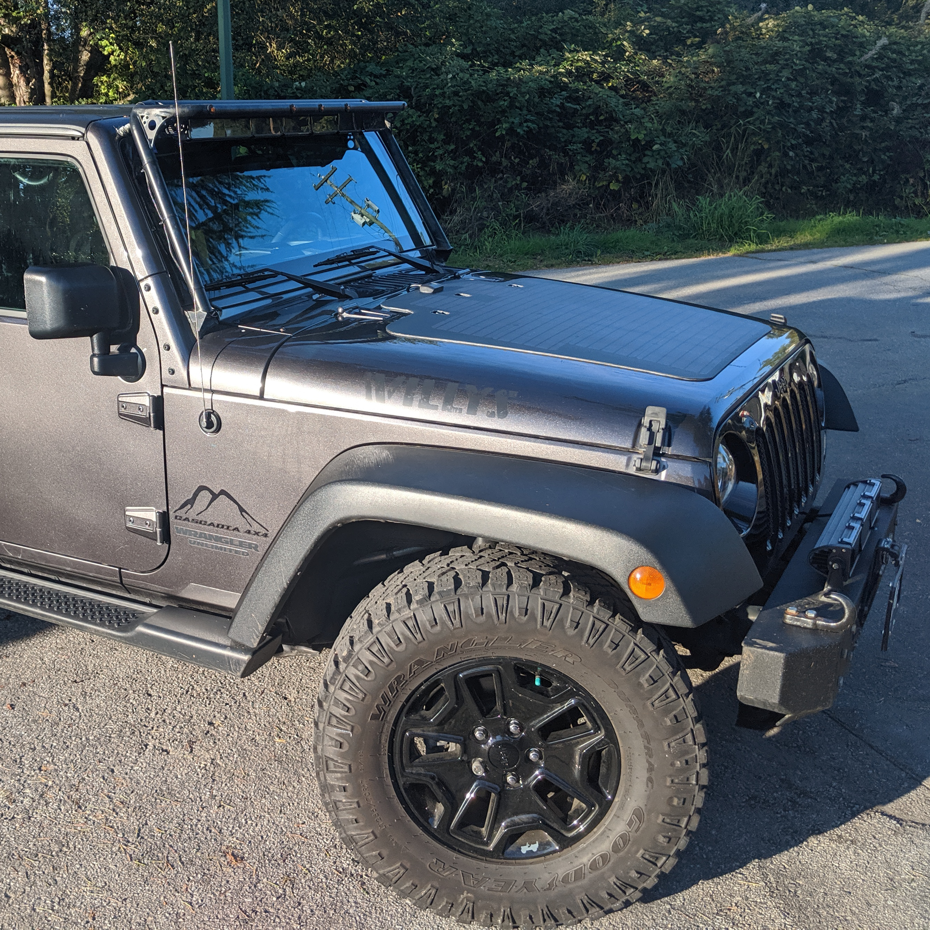 Jeep Wrangler JK VSS System™ - 100 Watt Hood Solar Panel System – PowerTrays